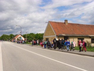 Obcí Majdalena prochází hl. silnice