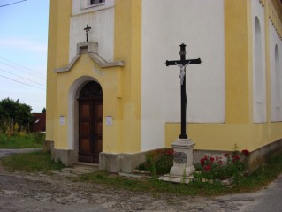 Kříž u vchodu do kostela