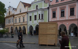 Moderátoři v bedně na Masarykově náměstí