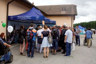 studenti místní rybářské školy předvádí filetování kapra