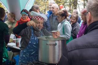 Na výlovu nechybí  Petr Stupka; uvařil skvělou rybí polévku!