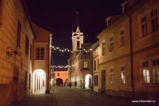 Pohled na věž kostela P. M. Královny a sv. Jiljí z Březanovy ulice