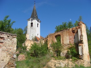 Zřícenina fary u kostela sv. Jana Křtitele