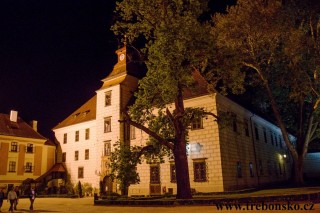 Zámek a zámecké nádvoří o festivalové noci