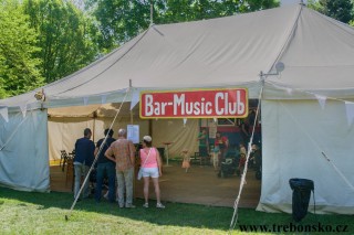 Festivalový stan v zámecké zahradě