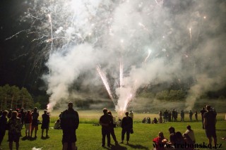 Rachejtle několikrát doslova osvítily lázeňský park.