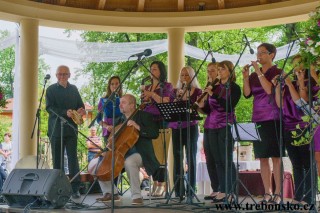 pod vedením Václava Šimečka; doprovází na violoncello Pavel Barnáš.