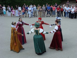 Tancem i mečem - historické tance  a šermíři 2019