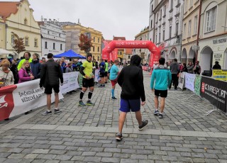 Masarykovo náměstí od sobotního rána plní běžci a jejich fanoušci.