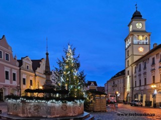 Adventní věnec na kašně