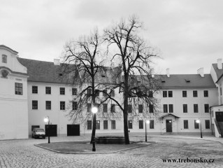 O archeologickém průzkumu na nádvoří třeboňského kláštera