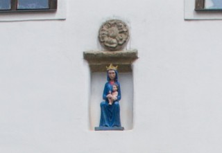 Madona s děťátkem - socha v  Třeboni