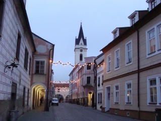 Břežanova ulice a věž kostela