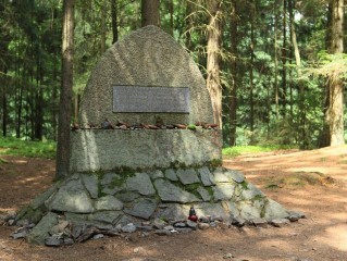 Pomník Emy Destinové u Stříbřeckého mostuT