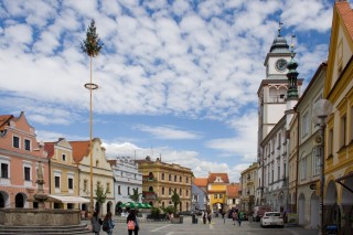 Stavění májky na třeboňském náměstí 