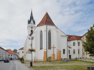 září