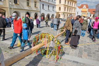 Stavění májky v Třebon na Masarykově náměstí