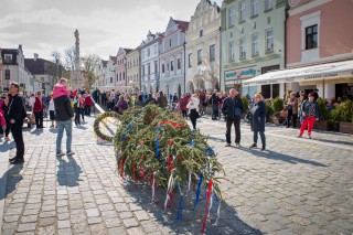 Stavění májky v Třebon na Masarykově náměstí