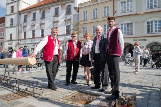 Stavění májky v Třebon na Masarykově náměstí