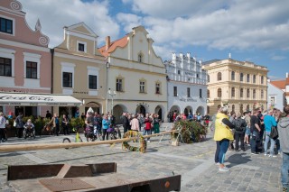 Stavění májky v Třebon na Masarykově náměstí