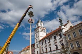 Stavění májky v Třebon na Masarykově náměstí