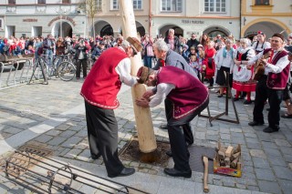 Stavění májky v Třebon na Masarykově náměstí