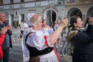 Stavění májky v Třebon na Masarykově náměstí