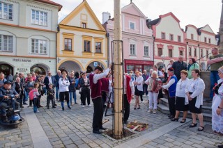 Stavění májky v Třebon na Masarykově náměstí