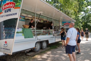 Auto s Třeboňským kaprem na hrázi rybníka Svět