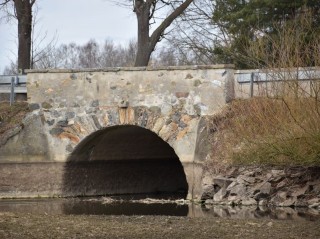 Dolní Slověnice, sypaný val s trojmostím a lipovou alejí - KP