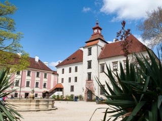 Velikonoce v Třeboni, Bílá sobota v kostele, Hrkání