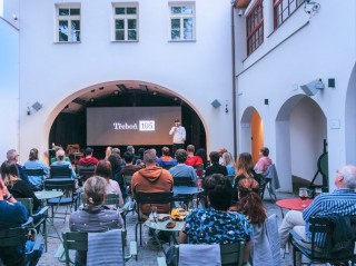 105 - letní scéna, letní kino