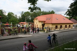 V areálu Pod Světem je poslední květnovou sobotu pořádně rušno. Koná se zde na Louce u Zlaté stoky Dětský den.