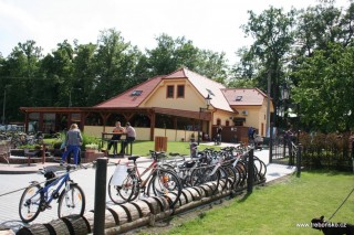 Velkou výhodou Louky je i kolostav uprostřed. Cyklo-návštěvníci tak mají stále svá kola na očích. To ocení zvláště majitelé dražších kol.