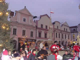Tradiční zpívání u vánočního stromu v Třeboni.