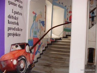 Budova Staré radnice ožila festivalovým životem, na snímku vyzdobené historické schodiště