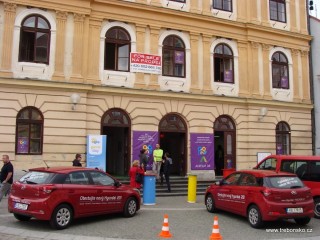 Budova Staré radnice nabídla své prostory potřebám festivalu; hned u vchodu fungovalo Akreditační středisko