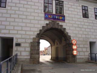 Třeboňská Budějovická brána s bannerem festivalu Anifilm 06