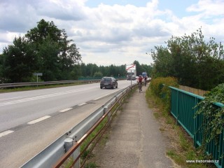 Ze Staré Hlíny do Třeboně cyklisté musí kousek po hlavní silnici spojující Jindřichův Hradec a Třeboň