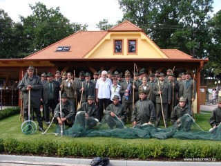 Společné foto rybářů v areálu Pod Světem, konkrétně před Pěšárnou - novu rybí restaurací a vinárnou.