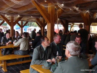 Na snímku třeboňští rybáři při občerstvení v nové Pěšárně.