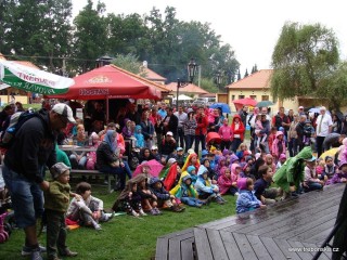 Odpolední představení loutkové pohádky v podání třeboňských loutkařů shlédlo mnoho zvídavých dětí, které neodradil ani krátký dešť.