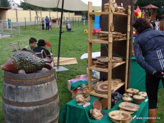 Výstavu a prodej keramiky na Louce u Zlaté Stoky doprovázel o slavnostech workshop pro děti - výroba kapřích šupinek.