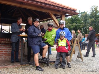 Přestože v průběhu cyklistického výletu sprchlo, úsměv z tváří účastníků nevymizel...