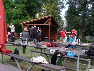 V neděli na Louce u Zlaté stoky hrála k poslechu i k tanci (nebo naopak: k tanci i poslechu ?) kapela Třeboňský swing Pavla Bílka.