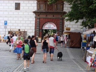 Festival Okolo Třeboně je určen pro všechny příznivce dobré hudby; vítáni jsou domácí, přespolní, turisté, rodiny s dětmi...