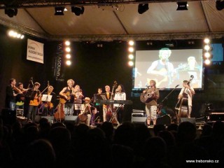 Na festivalu nechyběli jeho kmotři - českobudějovičtí Nezmaři. Po svém bloku dali i pár muzikálových melodií se Symfonickým orchestrem Českého rozhlasu.