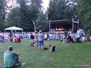 Léto v Třeboni nabídlo dva koncerty v zámeckém parku: 1. srpna přijel zazpívat legendární písničkář Karel Plíhal a 2. srpna zde účinkovali bratři Ebenové.