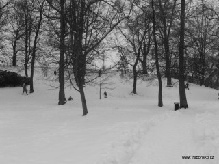 Zámecký park v zimě - pohled na hráz Světa