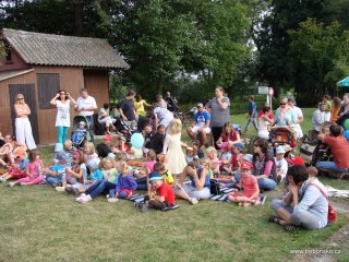 V sobotu slavnosti navštívilo i hodně dětí. Na snímku čekají na pohádku.